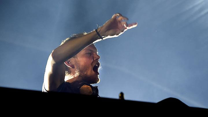 Avicii tampil dengan bersemangat di panggung